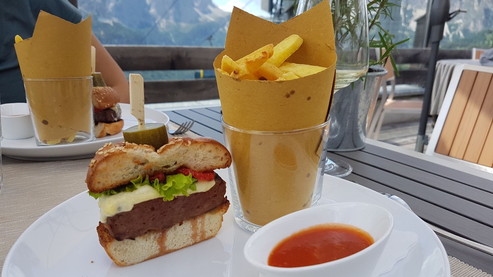 Uno speciale hamburger creato in occasione dell'iniziativa "In vetta con gusto", al Rifugio Col Alto, in Alta Badia