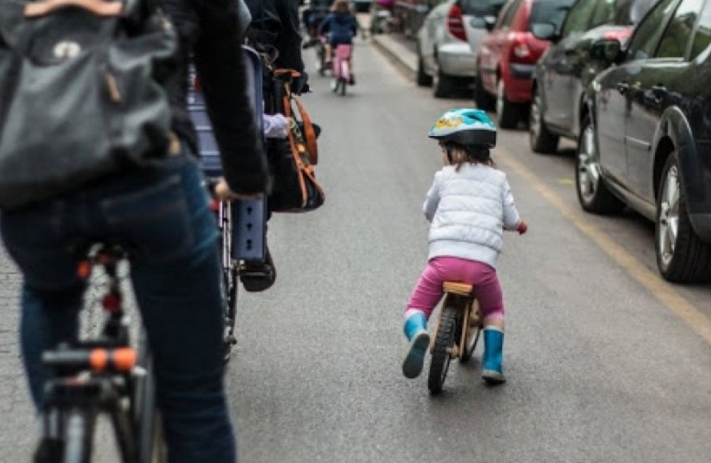 Bambini a scuola in bici