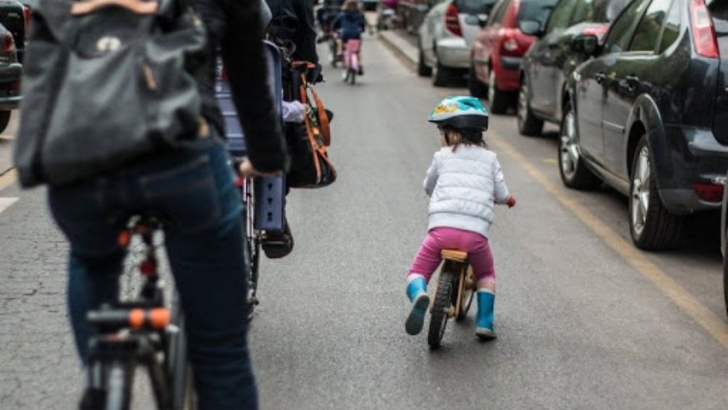 Bambini a scuola in bici