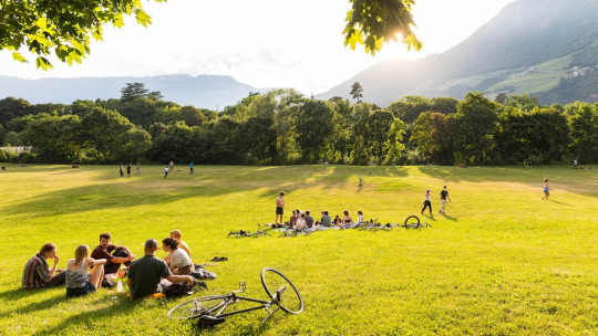 Talferpromenade, Picknick an den Talferwiesen, grosse Freiflaeche in der Innenstadt am Fluss Talfer, Sommer, Sommerfrische, Naherholung, Bozen, Suedtirol, Italien, Europa Engl.: Talferpromenade, picnic at the Talferwiesen, large open space in the city center on the river Talfer, summer, summer resort, local recreation, Bolzano, South Tyrol, Italy, EuropeII Stadtportrait Bozen