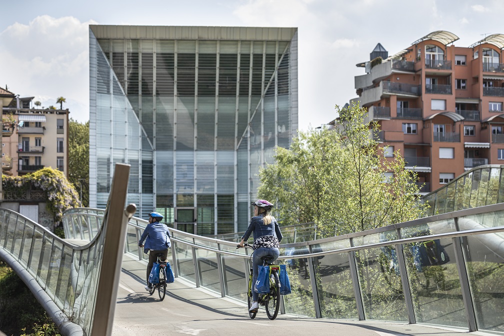 Cicloturisti a spasso per Bolzano sulle sue piste ciclabili (credit: Ast Guadagnini)