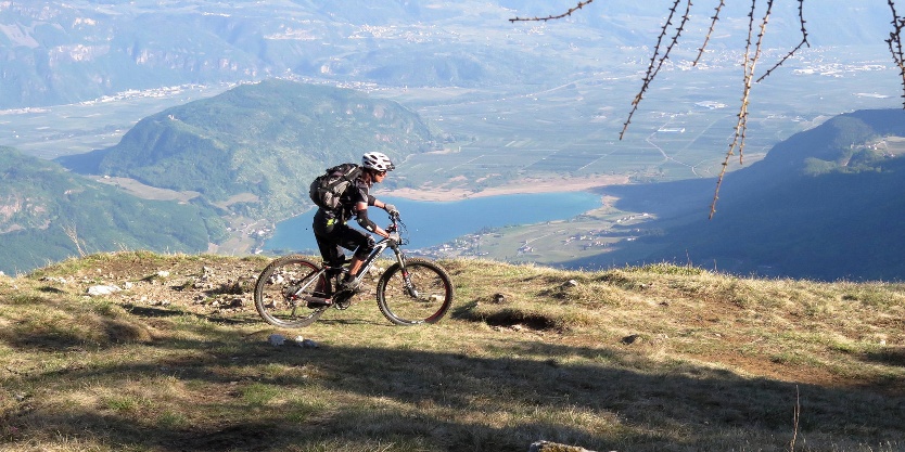 Un biker impengato nel tour della Crsta nei pressi di Bolzano (credit: Klaudia Zublasing, bolzanodintorni.info) percorsi in mountainbike a bolzano