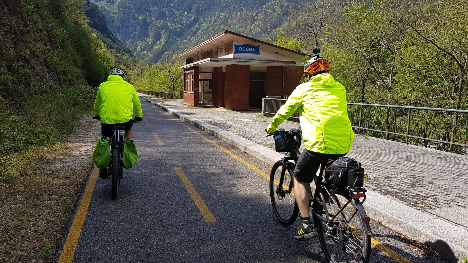 Due cicloturisti percorrono un tratto della pista ciclabile Alpe Adria