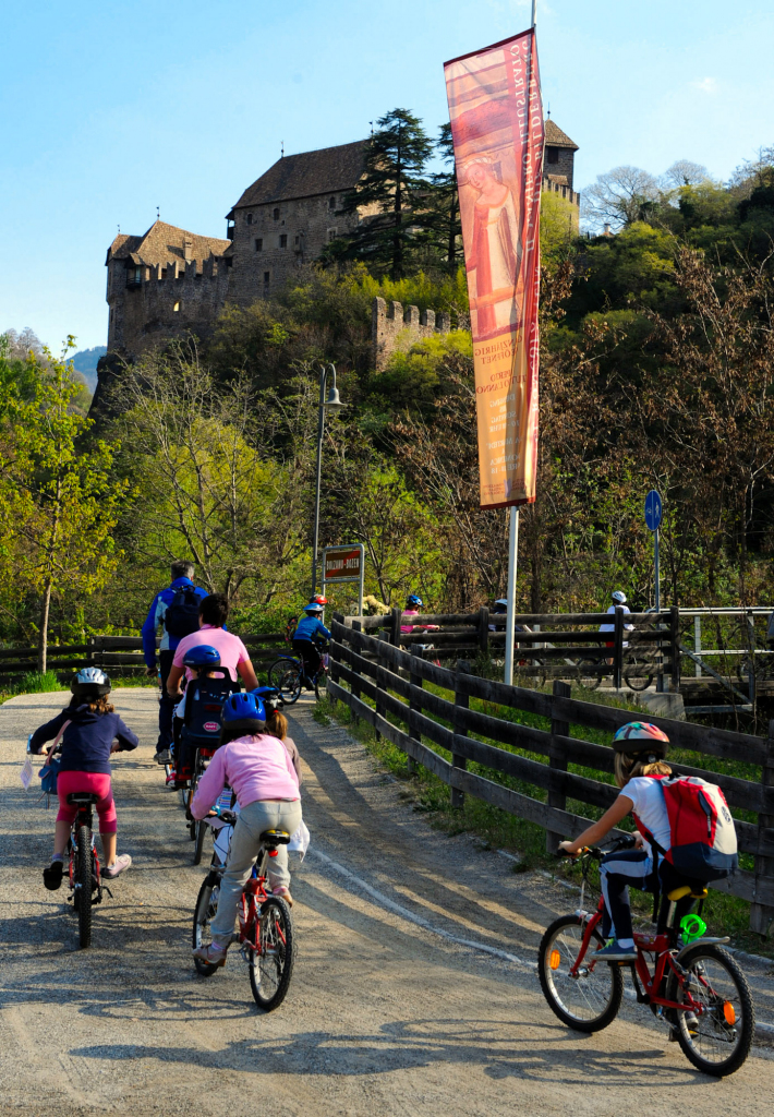 cicloturismo bolzano in bicicletta bambini famiglia castelli