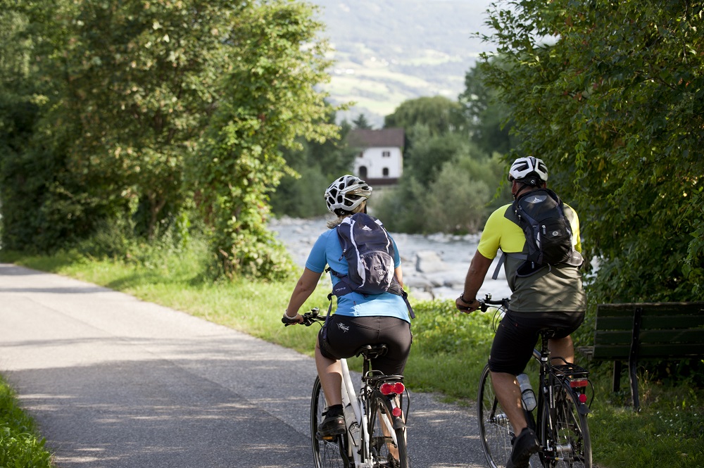 Una coppia di cicloturisti sulla Ciclabile della Valle Isarco (credit: IDM Südtirol-Alto Adige/Alex Filz).