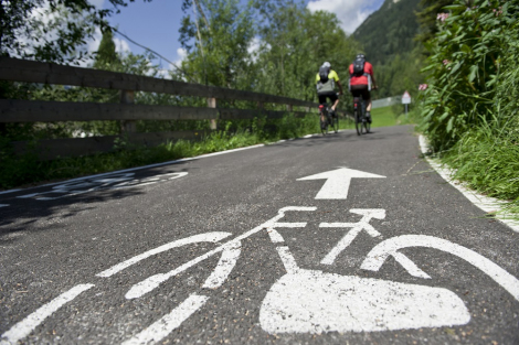 Una coppia di cicloturisti sulla Ciclabile della Valle Isarco (credit: IDM Südtirol-Alto Adige/Alex Filz).