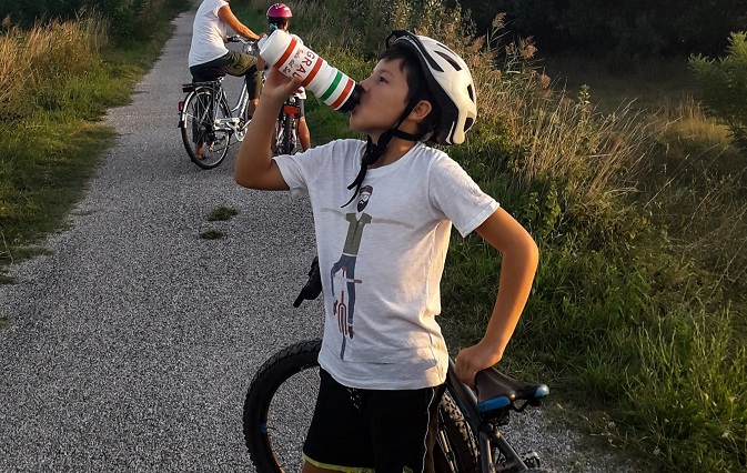 cicloturismo famiglia in bici bambino borraccia