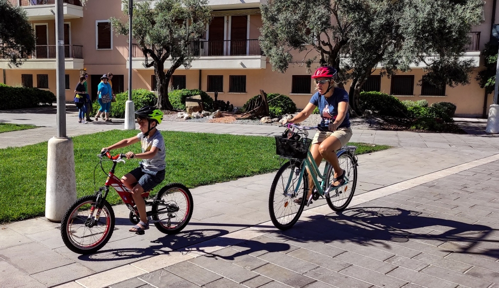 cicloturismo_in_famiglia_bicicletta_bambini_traffico