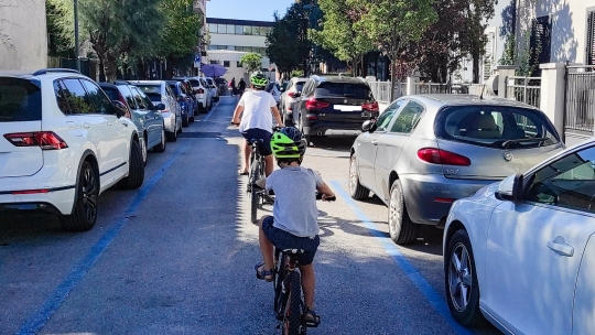 cicloturismo_in_famiglia_bicicletta_bambini_traffico_1