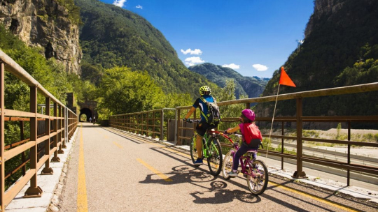 pista ciclabile ciclovie in italia cicloturismo bambino