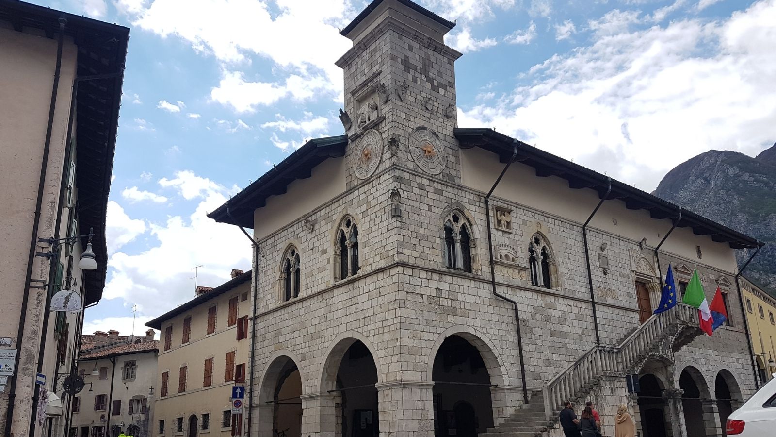 La piazza centrale di Venzone, al termine del tratto più spettacolare della Ciclovia Alpe Adria
