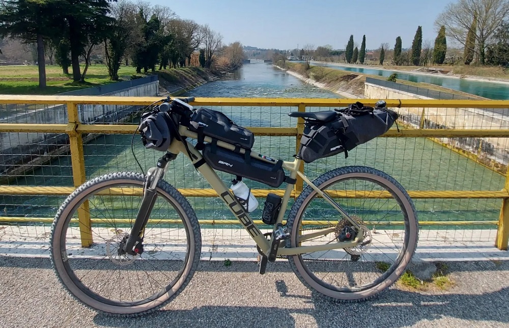 ciclovia mincio borse bikepacking nomad di brn cube mtb