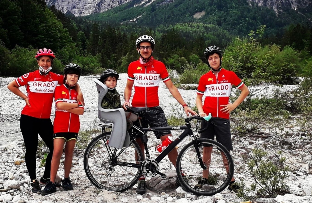 famiglia in bici cicloturismo