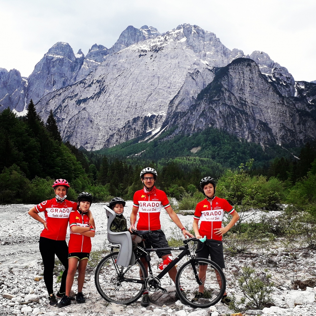 Famiglia in bici