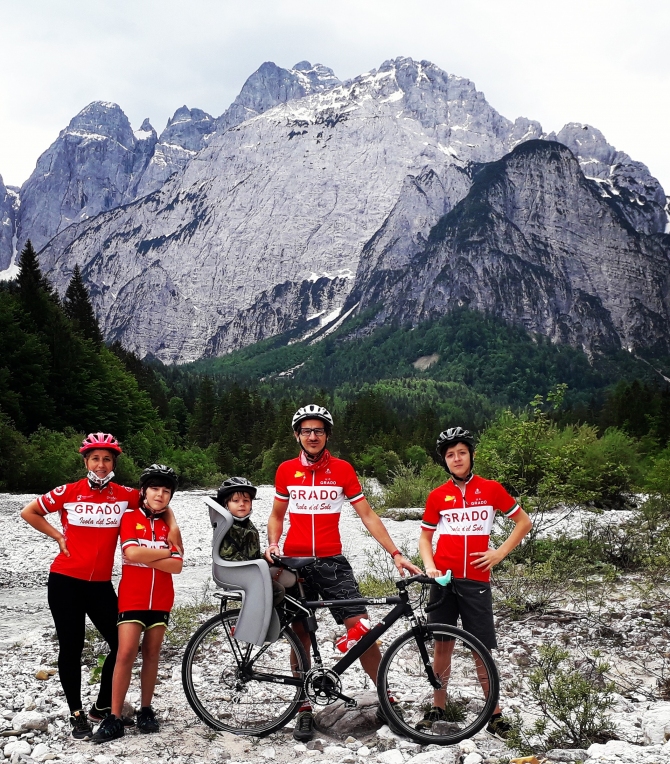 famiglia in bici