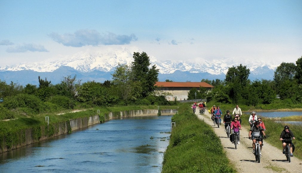Settimana della bicicletta lungo le vie d'acqua, gruppo di cicloturisti fiab lungo un fiume