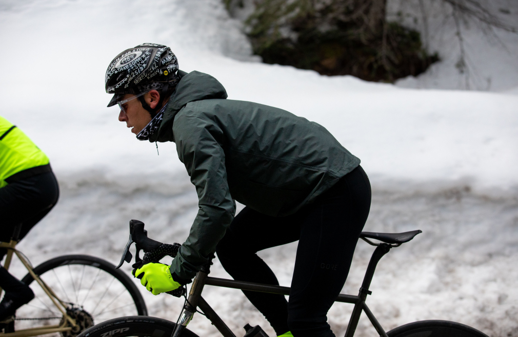 pedalare con la pioggia gore wear endure jacket giacca impermeabile