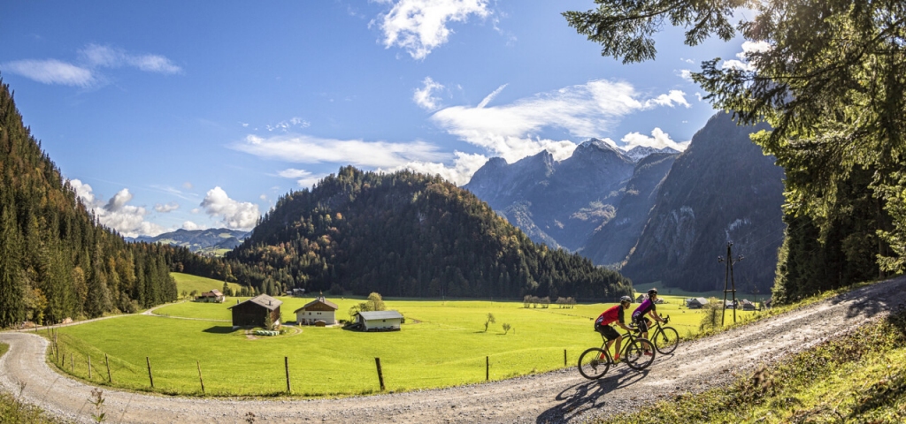 Due cicloturisti su gravel in Austria (credit: Andreas Meyer)