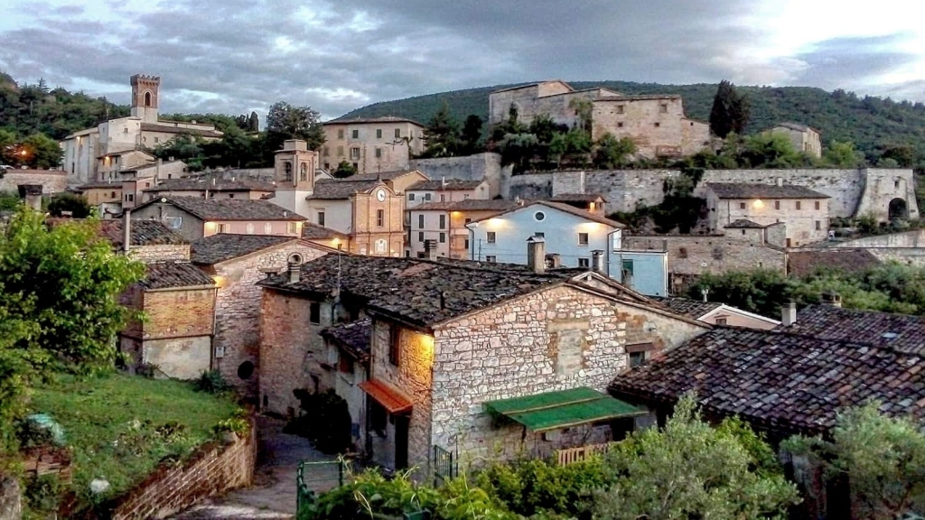 itinerari in bicicletta nelle marche serrapetrona