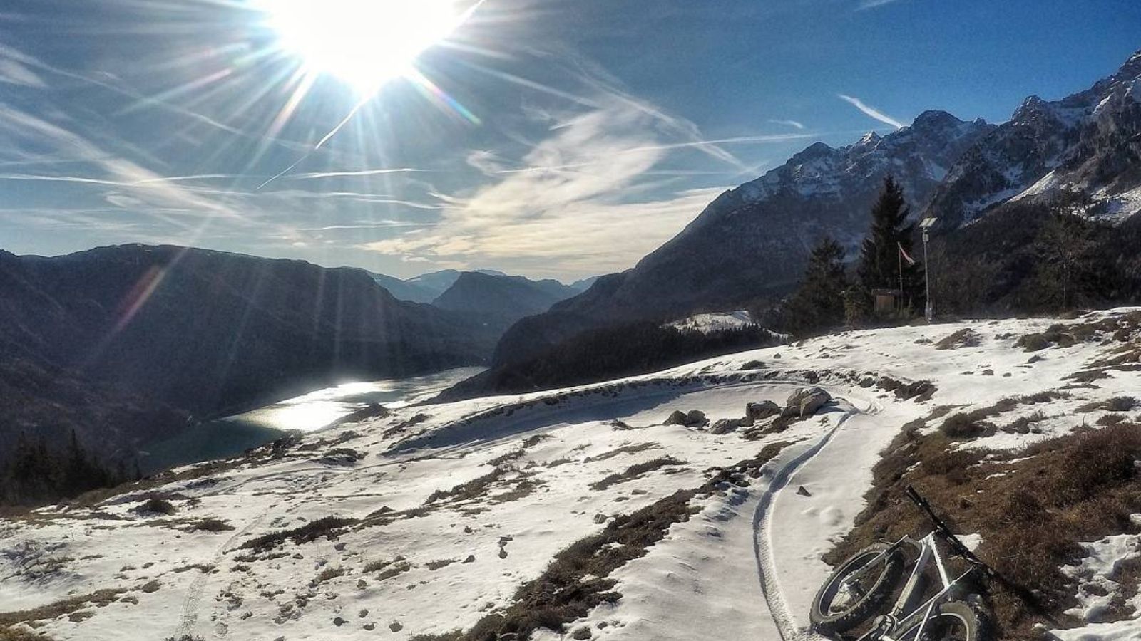 Un percorso innevato con vista sul Lago di Molveno (credit: pagina Facebook Dolomiti Paganella Bike)