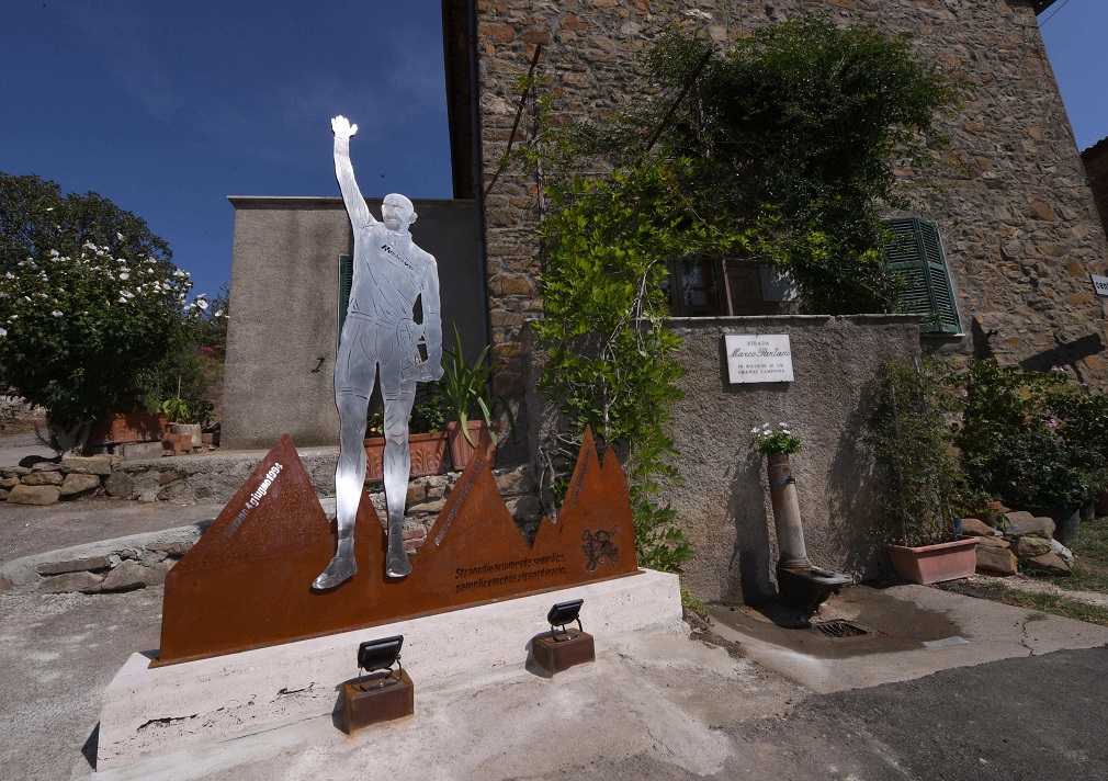 Il Muro del Pirata dedicato a Marco Pantani, vicino alle Terme di Saturnia