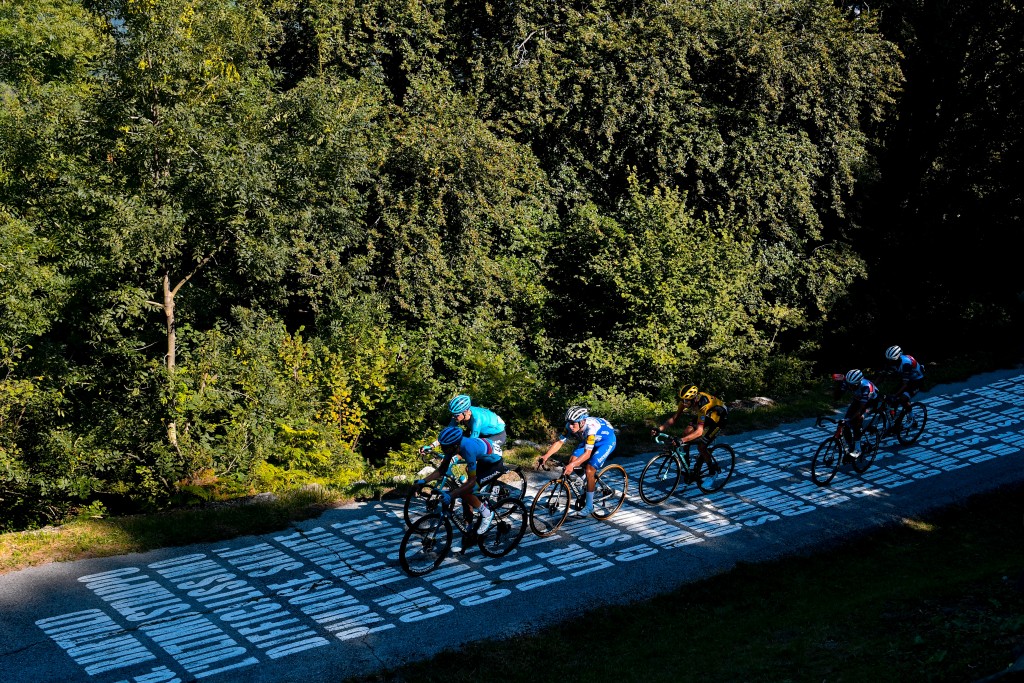 Ciclisti professionisti impegnati sul Muro di Sormano durante il Giro di Lombardia