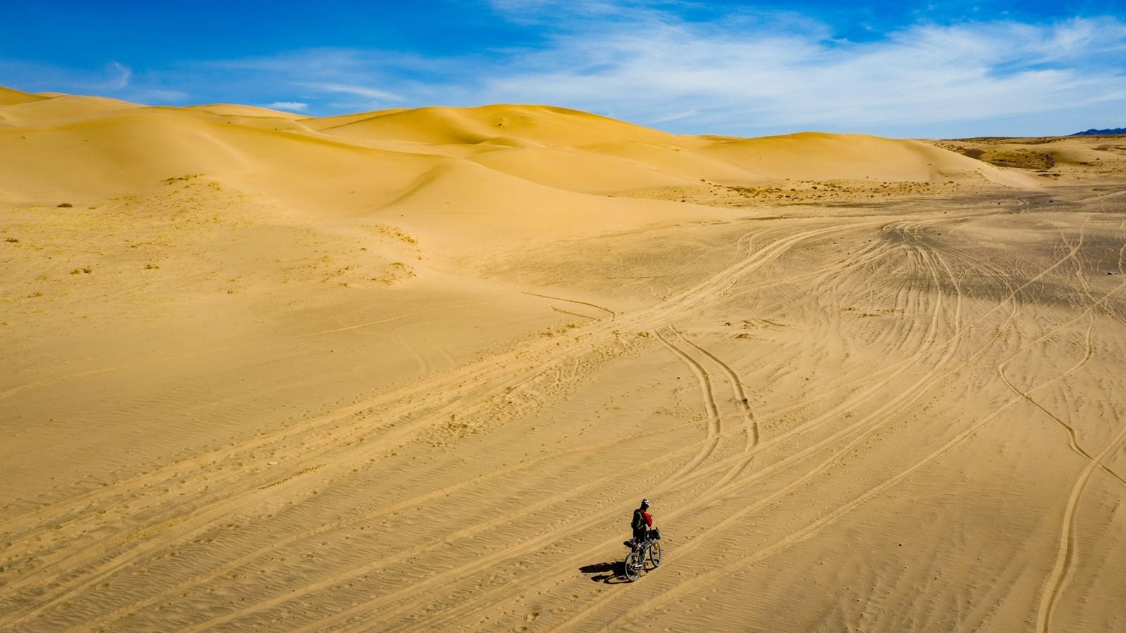Omar Di Felice durante la traversata del Deserto dei Gobi, in Mongolia (credit: Omar Di Felice)
