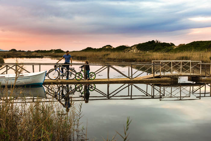 cicloturismo puglia bike forum Padre e figlio tra le dune costiere (credit: Fabio Ingegno)