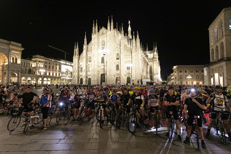 bike night witoor milano duomo